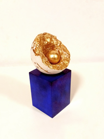 Fragilnost percepcije ljudskog bića, transponovana u ambivalentna likovna dela koja nas podsećaju na ljuskice sa jezgrima u kojima se rađa nešto prisno, čudesno i životno -  lajt motiv je izložbe "Jezgro" beogradske umetnice Milice Rakonjac.