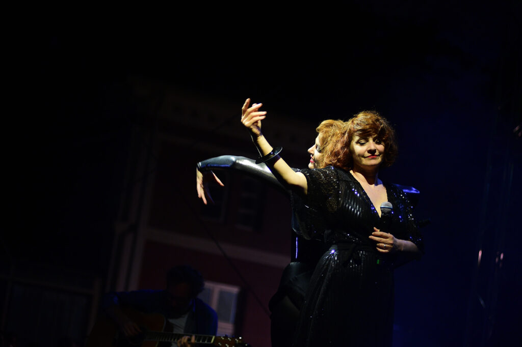 Beograd, 31. jula 2023. - Francuski sastav Nouvelle Vague sinoæ je odrao koncert u Botanièkoj bati Jevremovac u Beogradu, èime je  okonèan muzièki serijal Garden Seions. FOTO TANJUG/ CEBEF / Duan Milenkoviæ/ bg