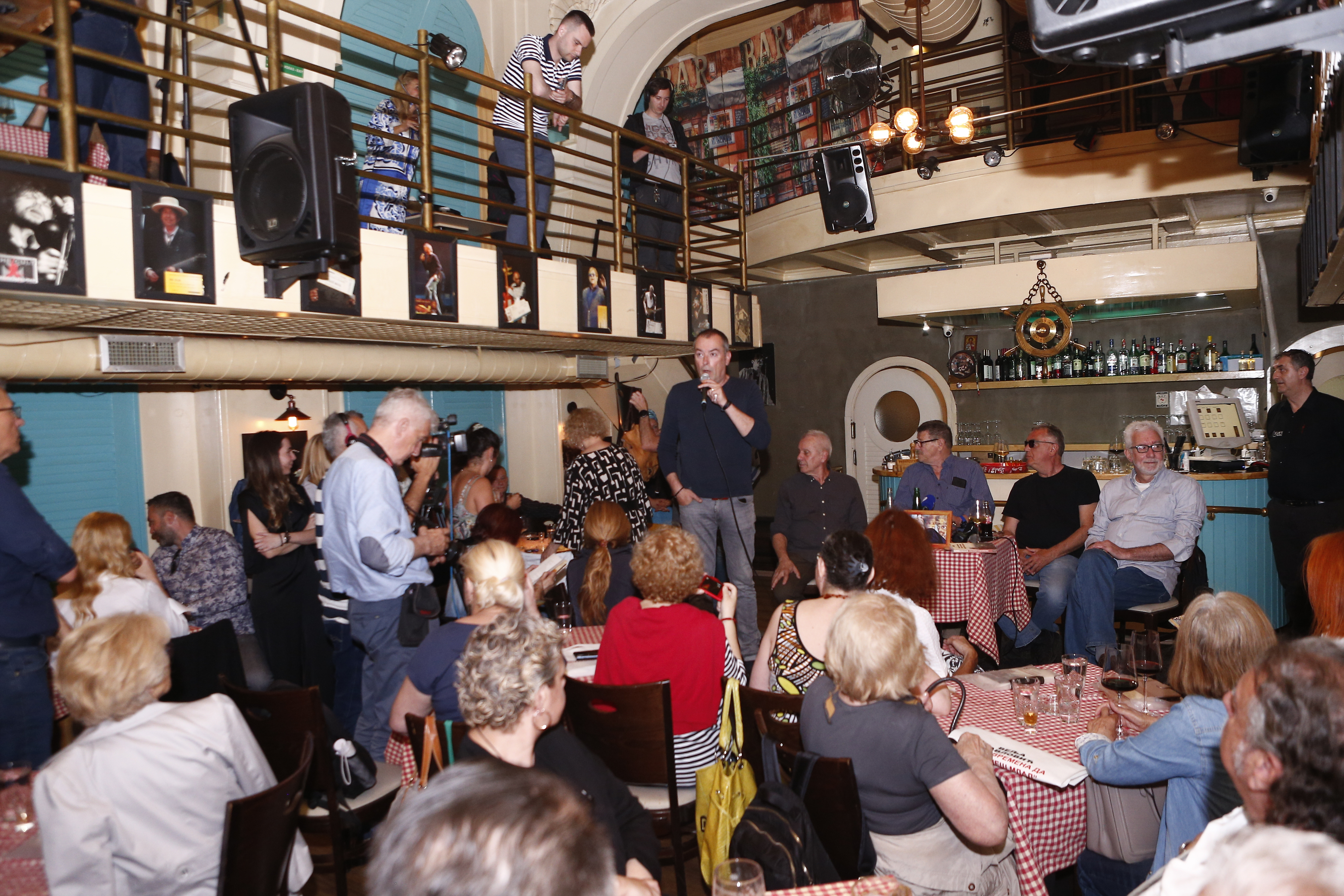 The promotion of Velje Pavlovica's column book "It takes time to become young" was held in the Polet restaurant.Promocija knjige kolumni Velje Pavlovica "Treba vremena da postanes mlad" odrzana je u restoranu Polet.