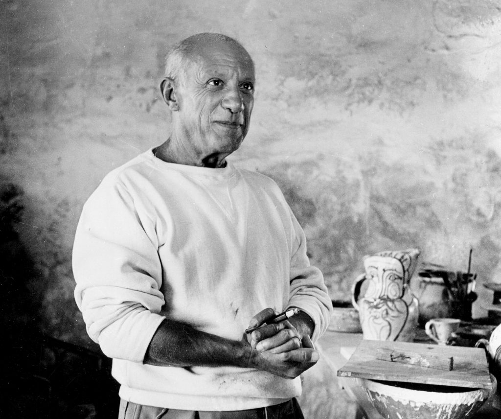 Pablo Picasso (1881-1973), peintre espagnol, dans son atelier, à Vallauris.     RV-349984,Image: 286581555, License: Rights-managed, Restrictions: , Model Release: no, Credit line: Roger-Viollet via AFP / Roger Viollet / Profimedia