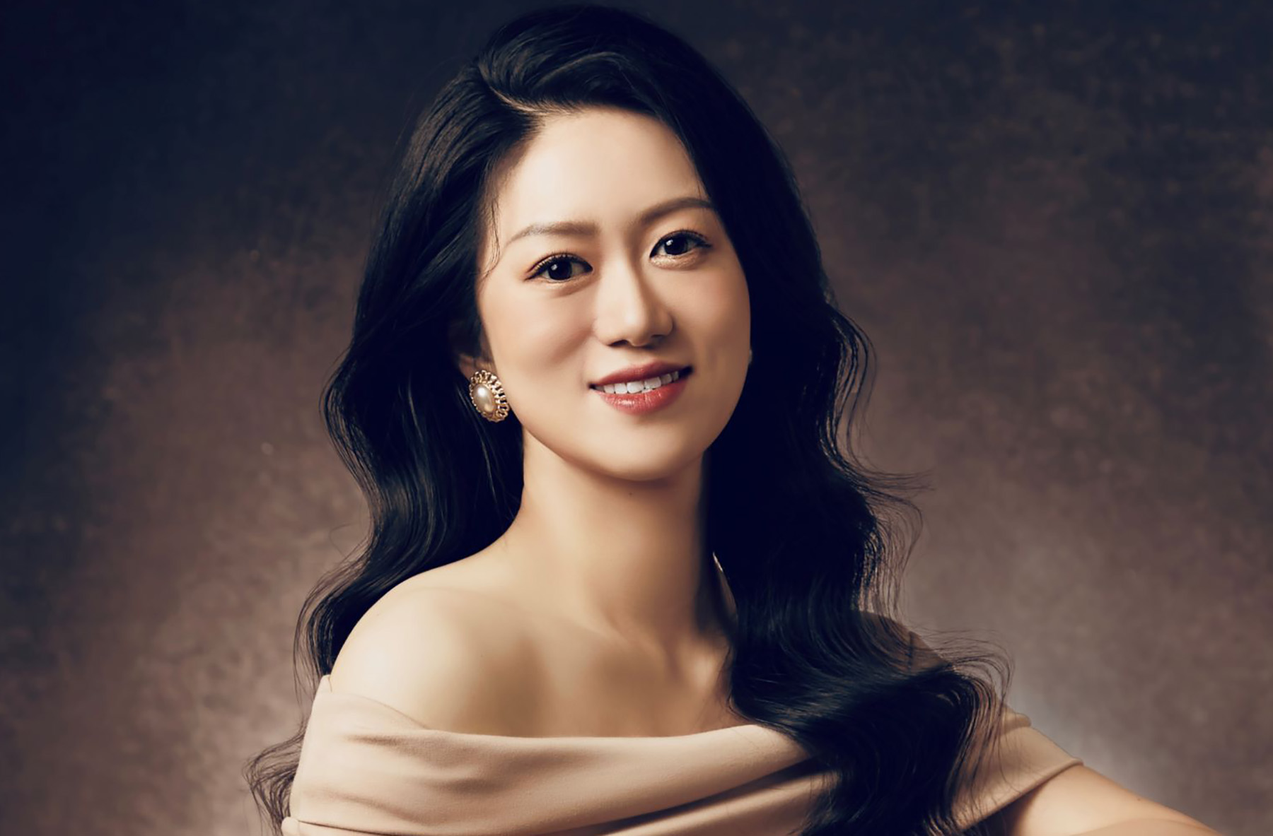 Wanzhe Zhang Soprano Headshot 2022 1a