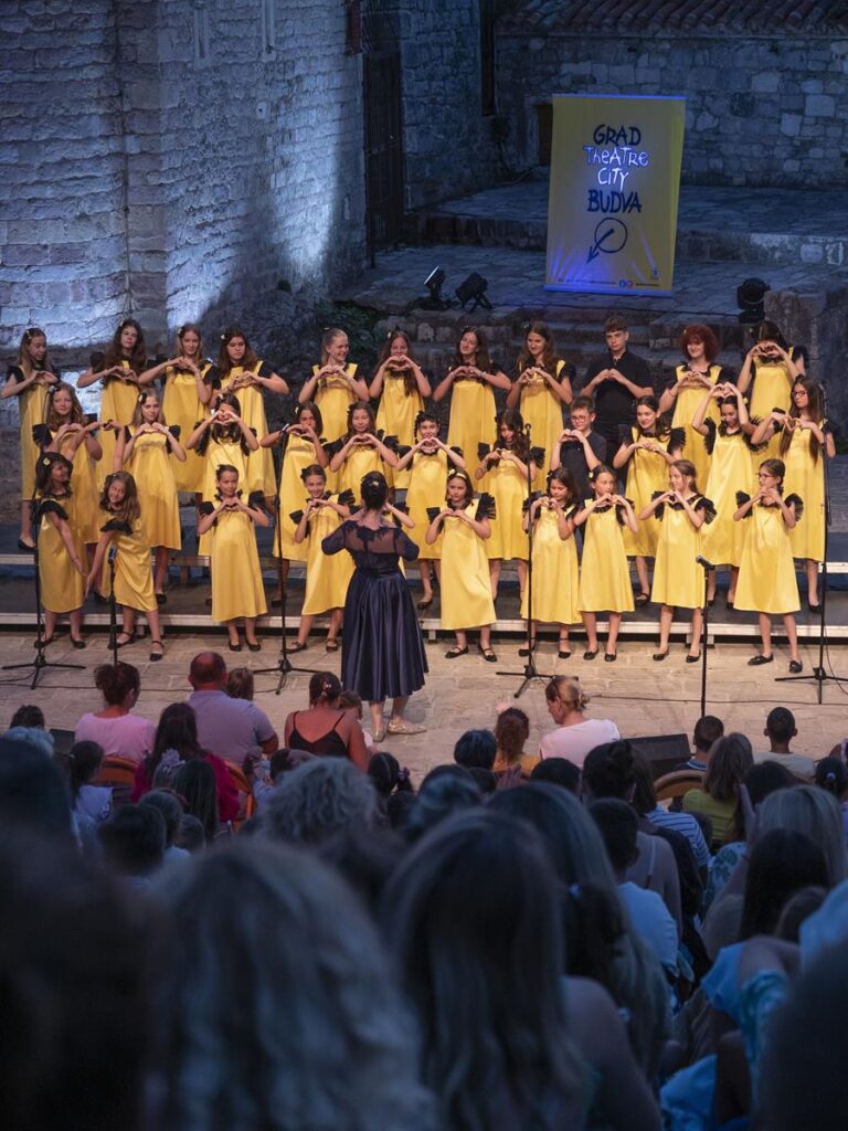 Hor "Kolibri", Festival Grad-teatar Budva