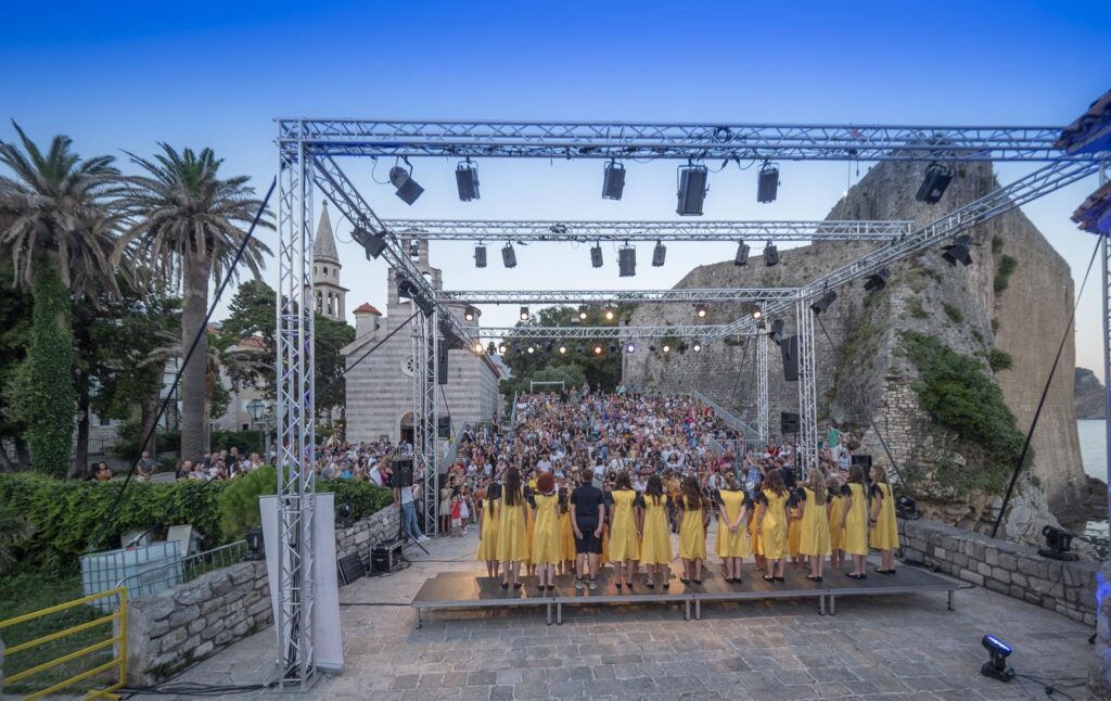 Hor "Kolibri", Festival Grad-teatar Budva