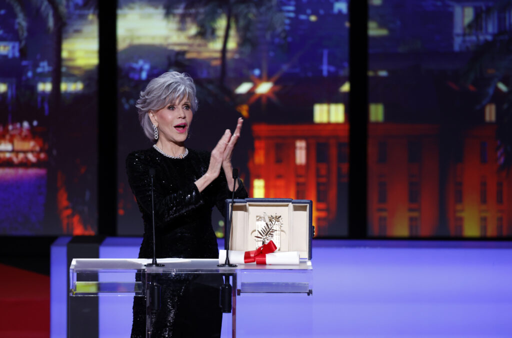epa10658702 Jane Fonda speaks onstage before awarding the Palme d'Or during the Closing Ceremony of the 76th annual Cannes Film Festival, in Cannes, France, 27 May 2023.  EPA-EFE/SEBASTIEN NOGIER