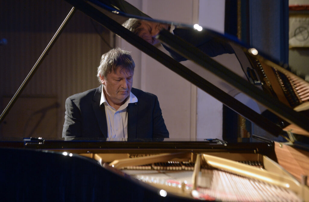 Beograd, 7. aprila 2023. - Ruski pijanista Boris Berezovski nastupa u Ruskom domu sa programom koji je pripremio povodom jubileja - 90 godina postojanja te kulturne ustanove. FOTO TANJUG/ RADE PRELIÆ/ bg