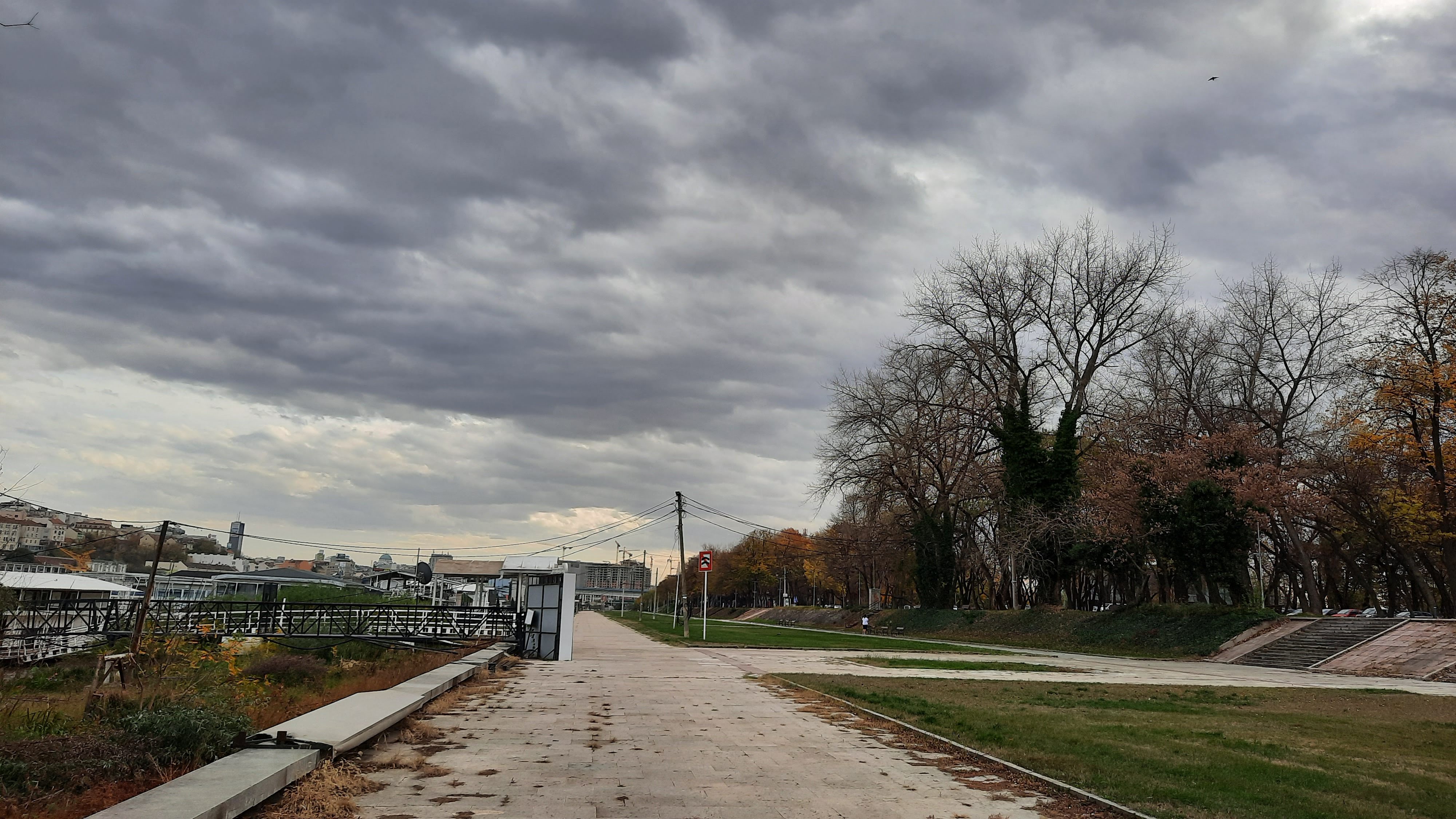Beograd, jesen, oblacno vreme, oblaci, vremenska prognoza,Ušće, park, drveće, staza
