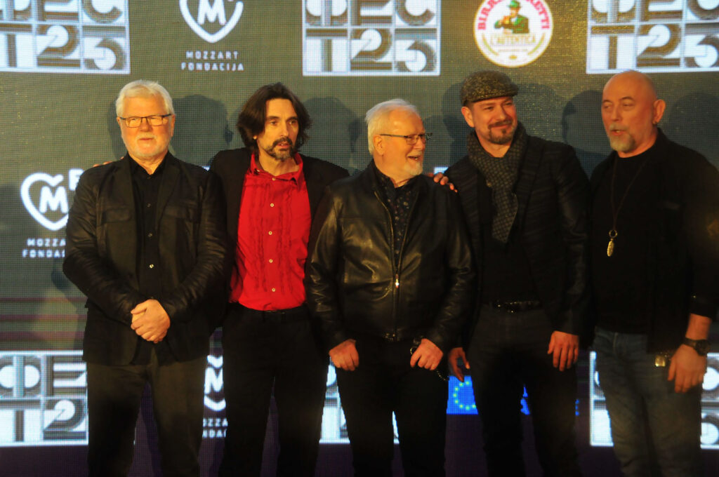 punoj velikoj sali mts Dvorane i uz ovacije publike večeras je održana svetska premijera filma „Yu Grupa - Trenutak sna“ reditelja Darka Lungulova u okviru programa 51. FEST-a.