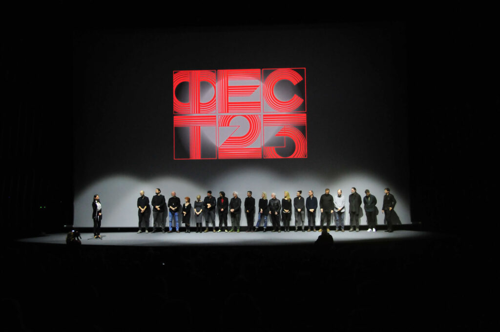 punoj velikoj sali mts Dvorane i uz ovacije publike večeras je održana svetska premijera filma „Yu Grupa - Trenutak sna“ reditelja Darka Lungulova u okviru programa 51. FEST-a.