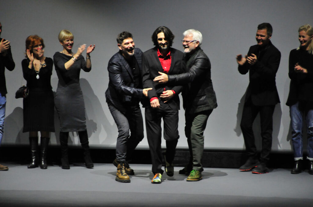 punoj velikoj sali mts Dvorane i uz ovacije publike večeras je održana svetska premijera filma „Yu Grupa - Trenutak sna“ reditelja Darka Lungulova u okviru programa 51. FEST-a.