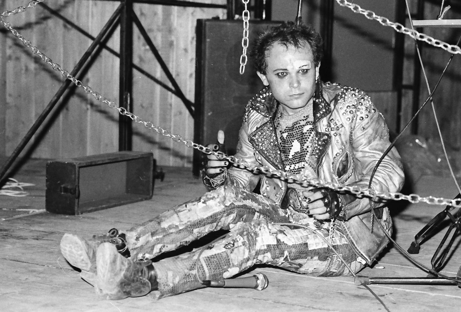 NE KORISTITI PONOVO FOTOGRAFIJU!!!! Zagreb: Koncert Satana Panonskog, ekscentri?nog pankera iz Vinkovaca, 23.8.1988.