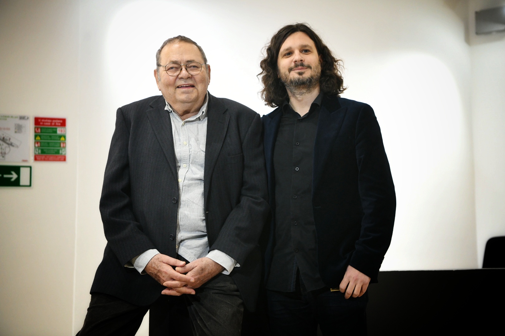 Beograd 14.02.2023. Srđan Karanović, Srdjan Karanović i Stefan Arsenijević. Promocija knjige reditelja Srđana Karanovića, Srdjana Karanovića i Stefana Arsenijevića, pod nazivom Malo iznad tla, u Dvorani kulturnog centra Foto: Vesna Lalić/Nova.rs