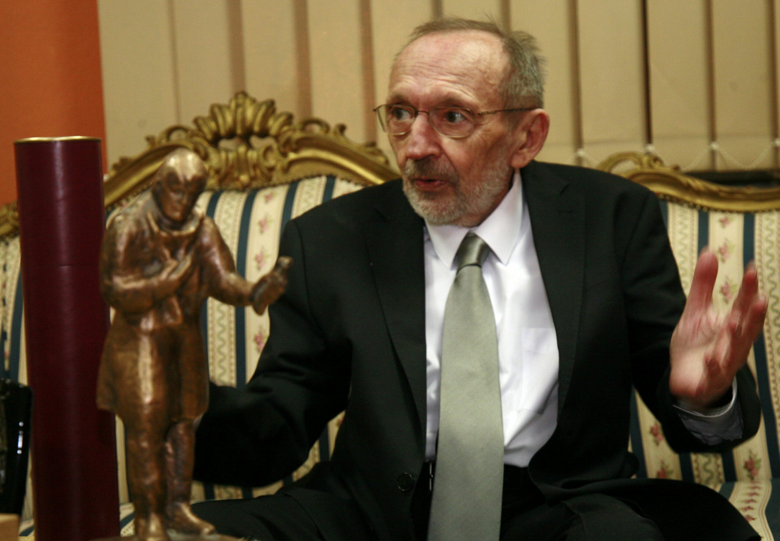 kragujevac nagrada statua joakim vujić knjizevniku Radomiru Putniku