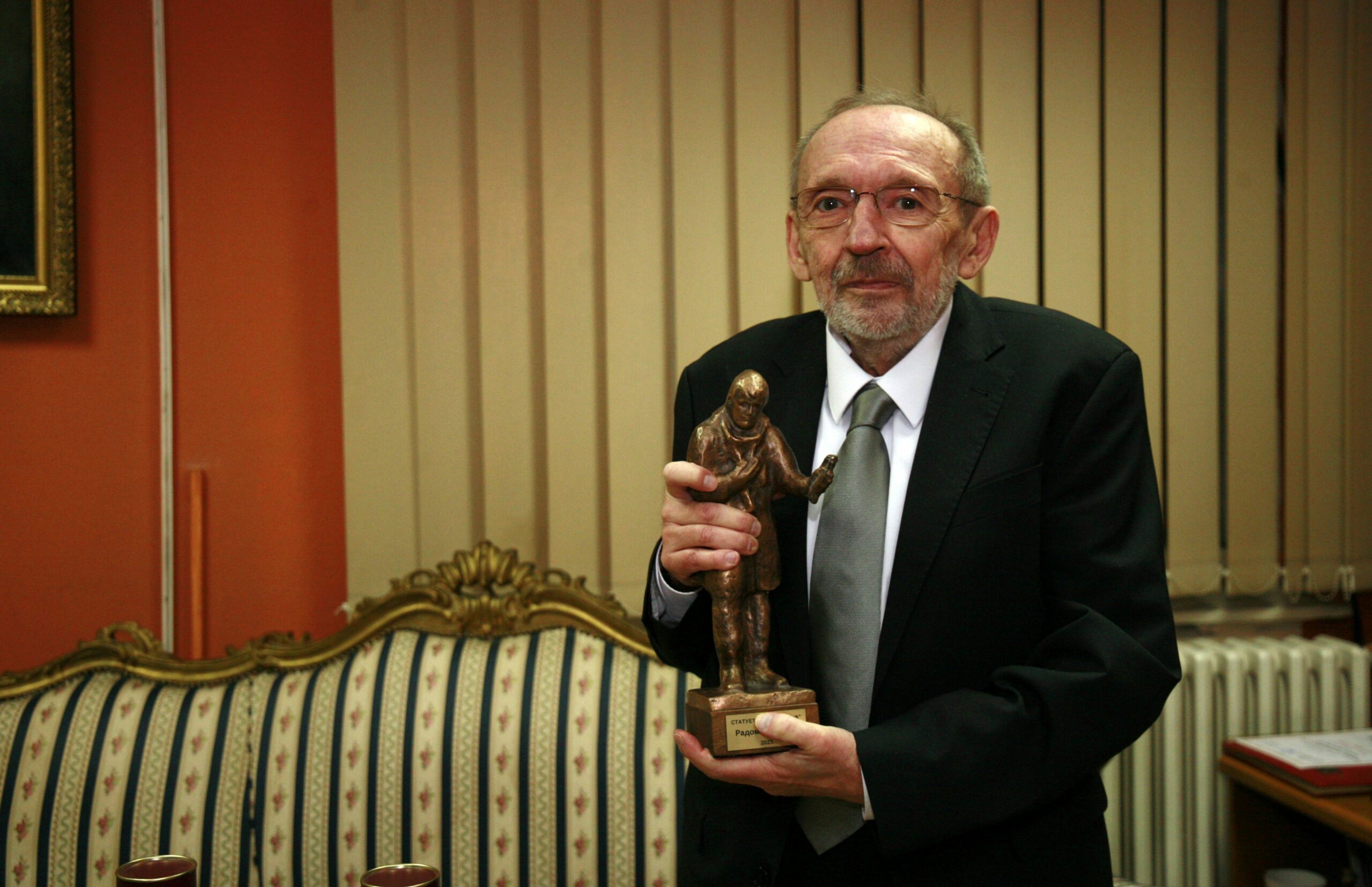 kragujevac nagrada statua joakim vujić knjizevniku Radomiru Putniku