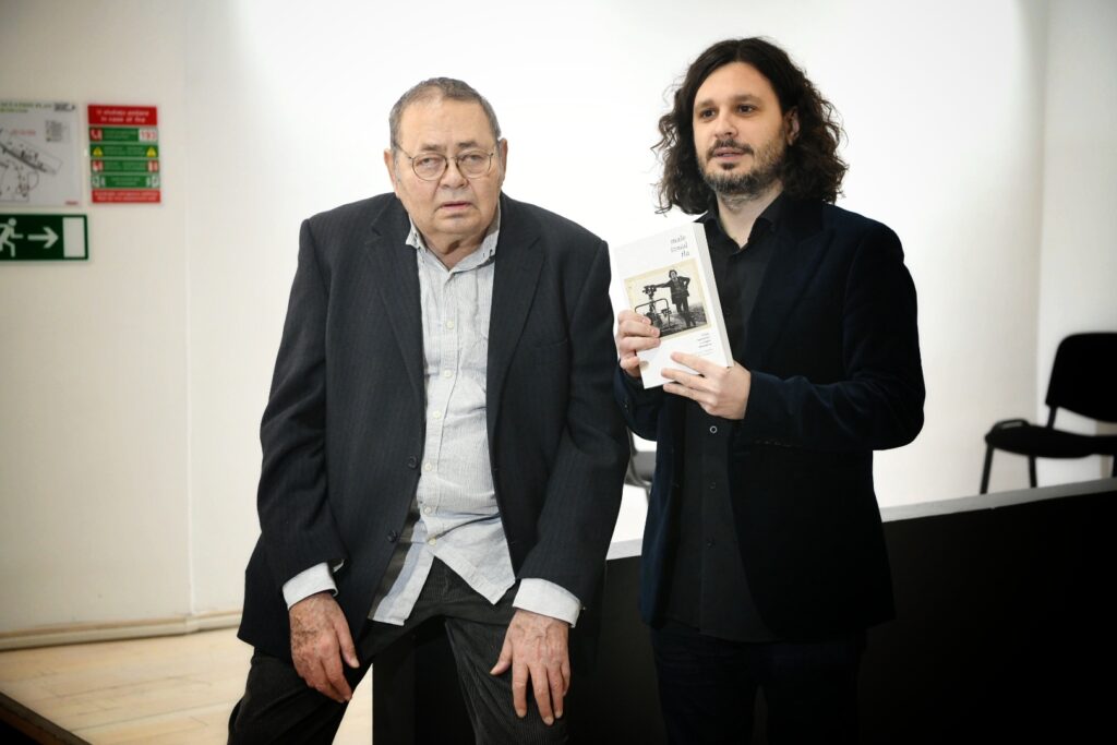 Beograd 14.02.2023. Srđan Karanović, Srdjan Karanović i Stefan Arsenijević. Promocija knjige reditelja Srđana Karanovića, Srdjana Karanovića i Stefana Arsenijevića, pod nazivom Malo iznad tla, u Dvorani kulturnog centra Foto: Vesna Lalić/Nova.rs