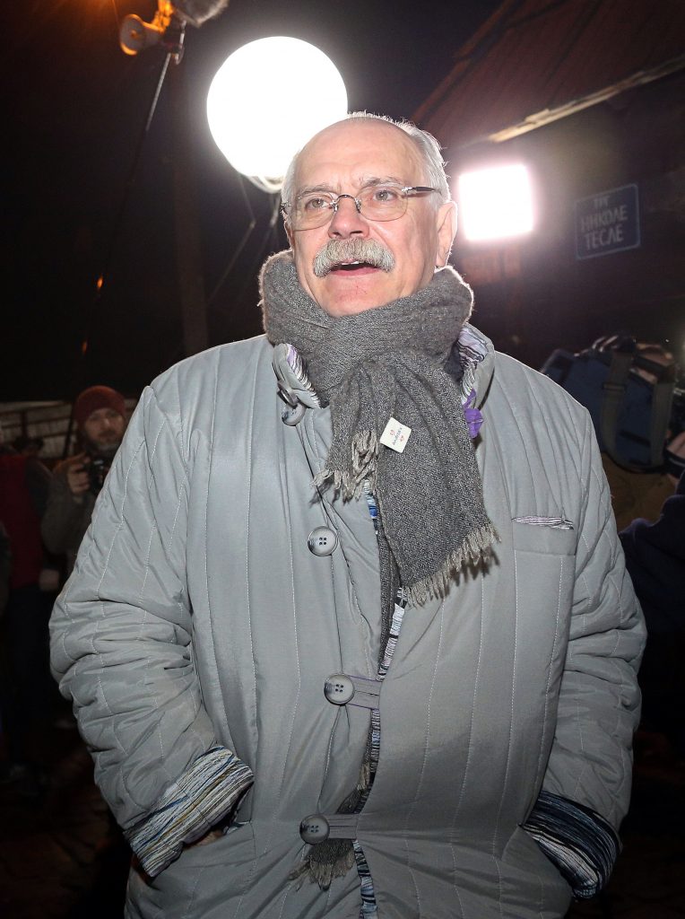epa04582266 Russian filmmaker Nikita Mikhalkov arrives at the main square of Drvengrad, Serbia, 24 January 2015.  EPA/STR