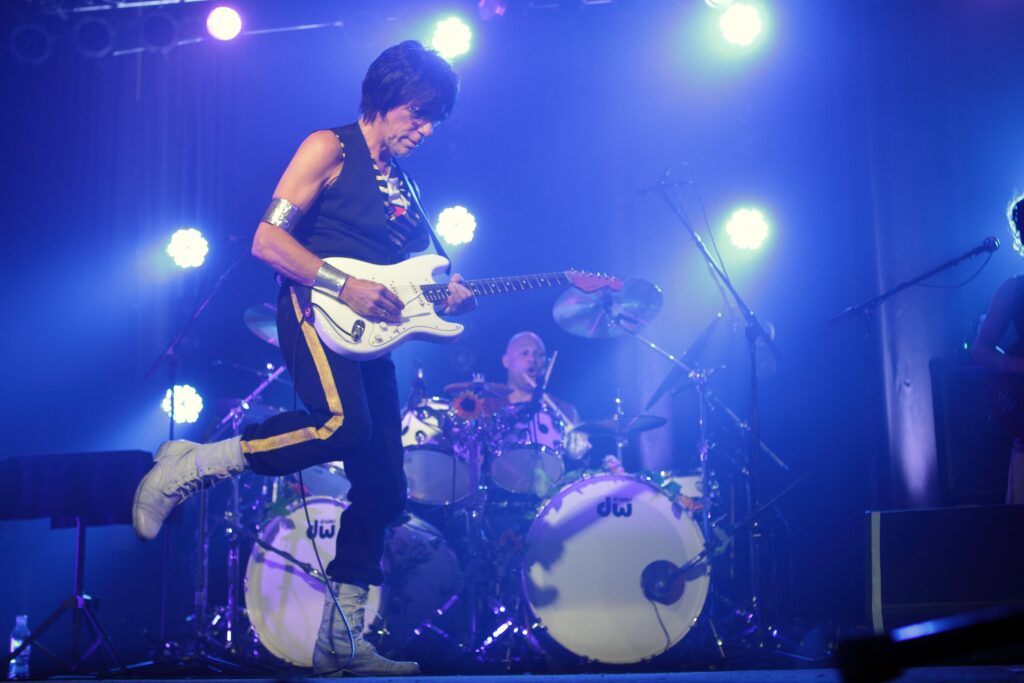 epa02125358 A photo made available 20 April 2010 shows British guitarist Jeff Beck perform in concert at 4th &amp; B in San Diego, California, USA, 19 April 2010.  EPA/STEVE C. MITCHELL  .