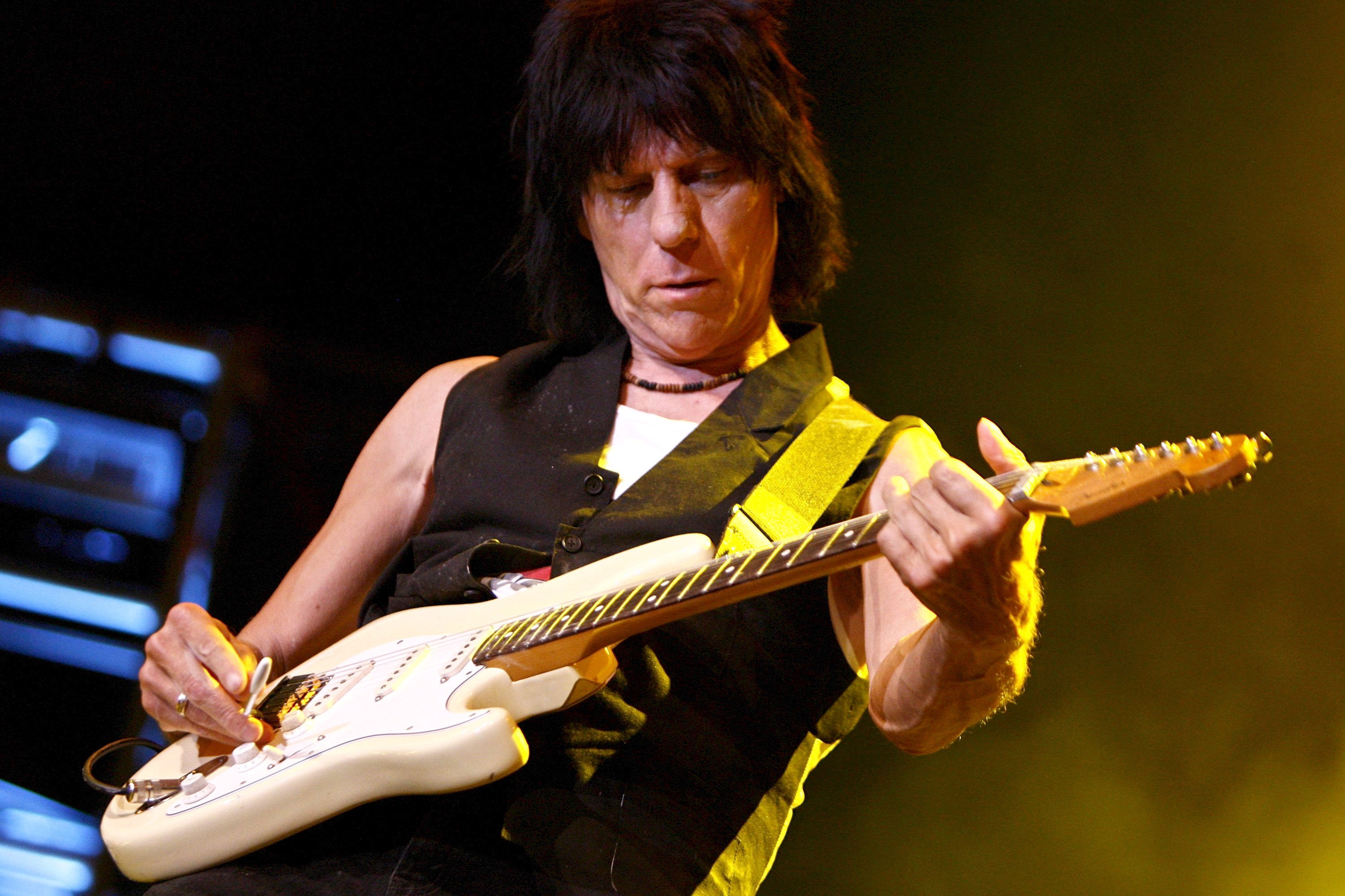 epa01067763 British guitarist Jeff Beck performs in the Stravinski hall during the 41st Montreux Jazz Festival in Montreux, Switzerland, 15 July 2007.  EPA/LAURENT GILLIERON
