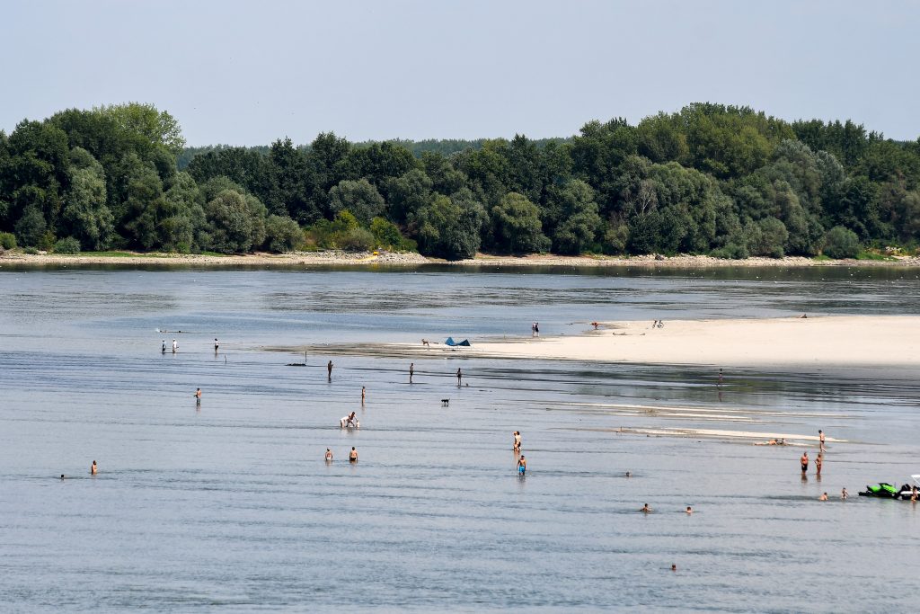 Novi Sad, 2. avgusta 2022. - Nizak vodostaj Dunava kod Novog Sada prouzrokovao je pojavu pescanih sprudova koje su novosadjani iskoristili za uzivanje, kupanje i suncanje. FOTO TANJUG/ NENAD MIHAJLOVIC/ bg