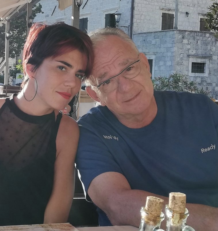 Sremčica, pokušaj ubistva, hronika. Vladan Popović, napao ga komšija nožem, deca, ćerka Ivana Popović i sin Jovan Popović Foto: Privatna arhiva