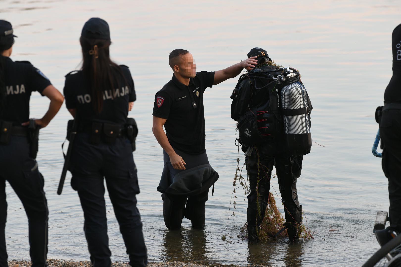 Beograd 24. jul 2022. Ada Ciganlija, potraga za mladicem koji je sa pedaline skocio u jezero i nije izronio, policija, ronioci zandarmerije, potraga Foto:Vesna Lalić/Nova.rs
