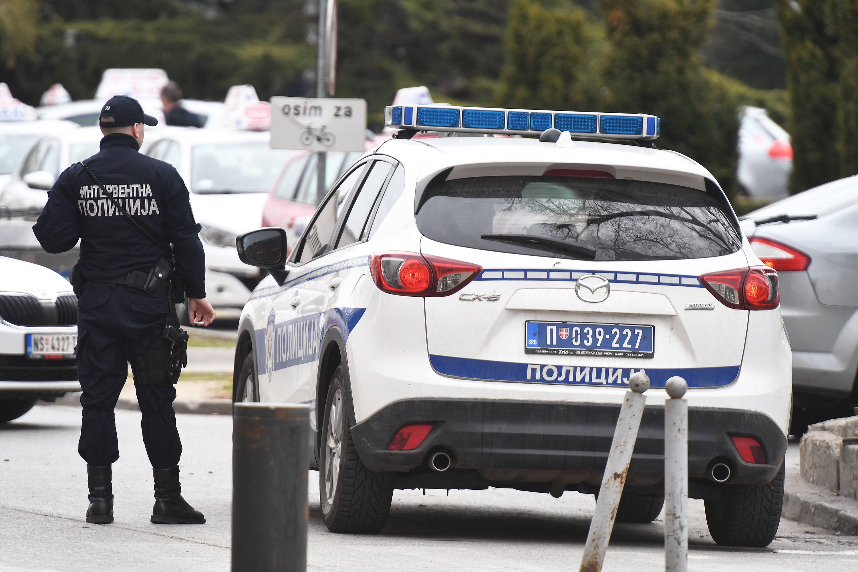 Beograd, 1.03.2022. - Policijsko vozilo na ulici u Novom Sadu.  (BETAPHOTO/DRAGAN GOJIC/MO)
