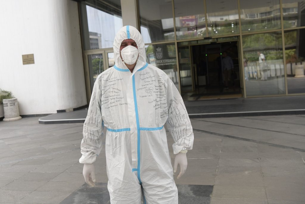 Beograd 17.06.2022. Dejan Žujović, pulmolog, lekar, doktro, izlazi iz zgrade Prvog osnovnog suda u skafanderu. Prvi osnovni sud, skafander Foto: Goran Srdanov/Nova.rs