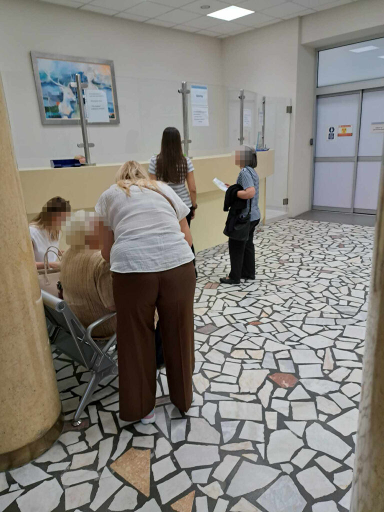 Institut za onkologiju i radiologiju Srbije, pacijenti, gužva, hodnik, čekaonica Foto: Nova.rs