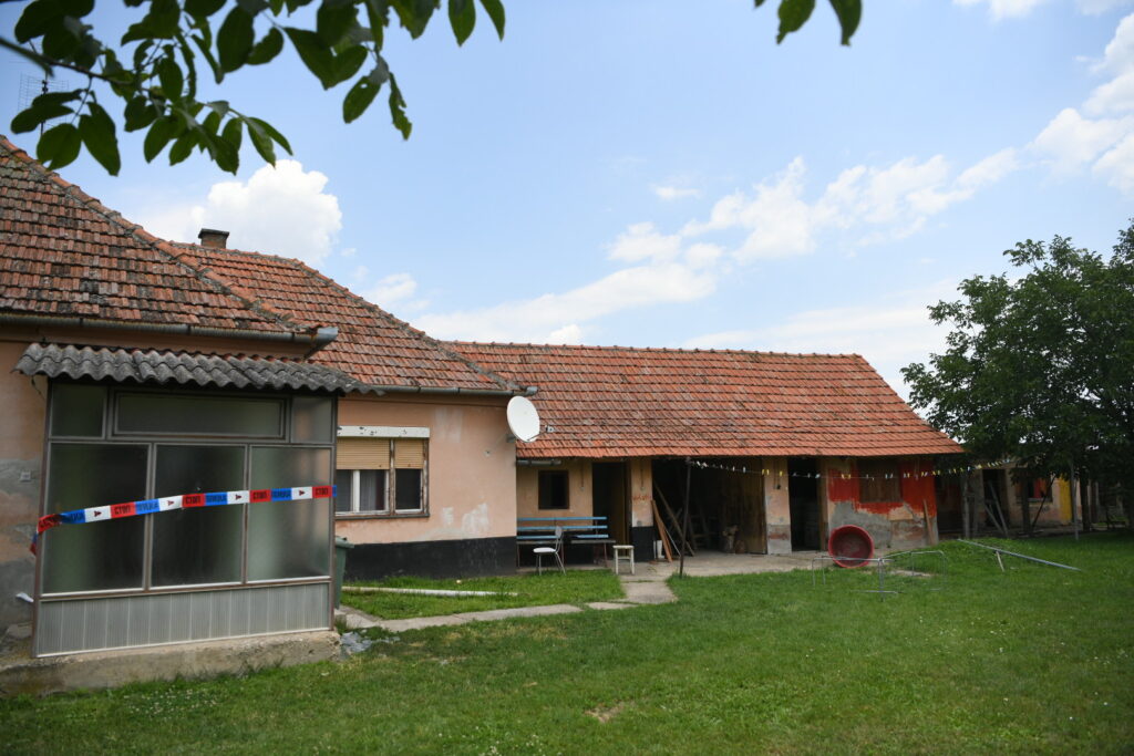 novi bečej 19.06.2023 ubistvo  Robert Milošev (39) ubio je svoju suprugu Suzanu (41). kuca gde su ubijeni