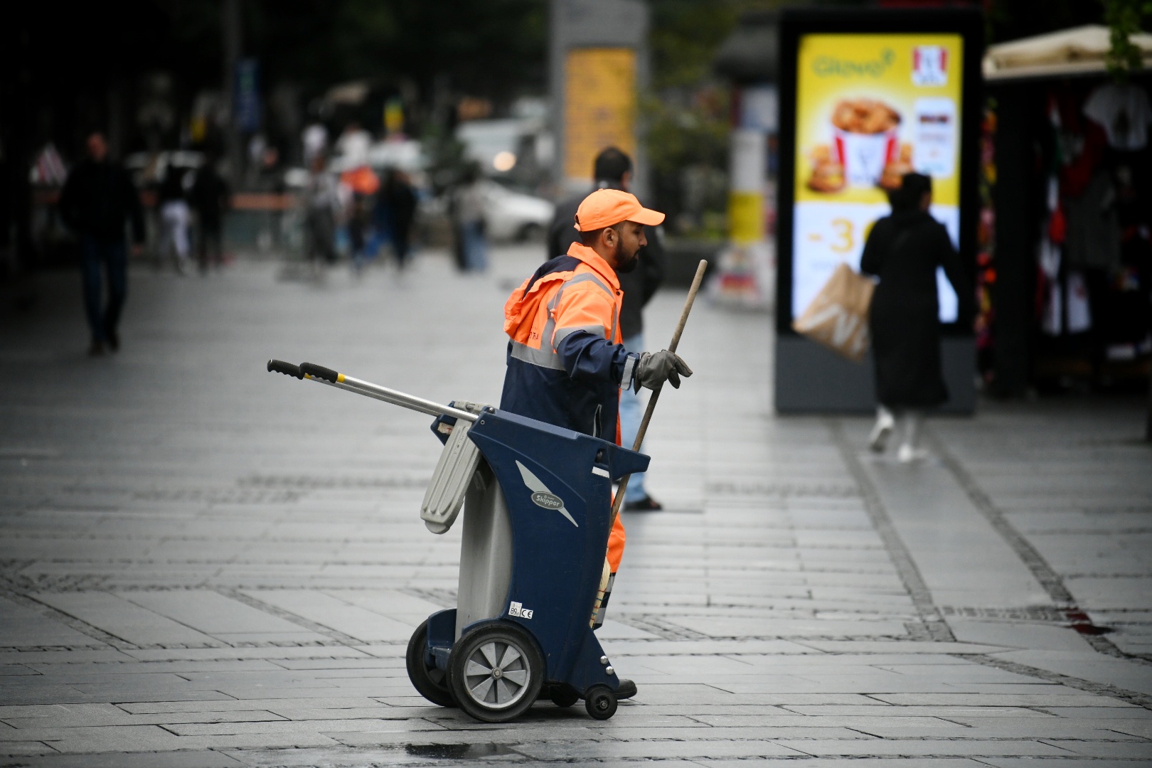Beograd 19.09.2022. Jesen, hladno vreme, oblačno, vremenska prognoza, čistač ulice, đubretar, djubretar Foto: Vesna Lalić/Nova.rs