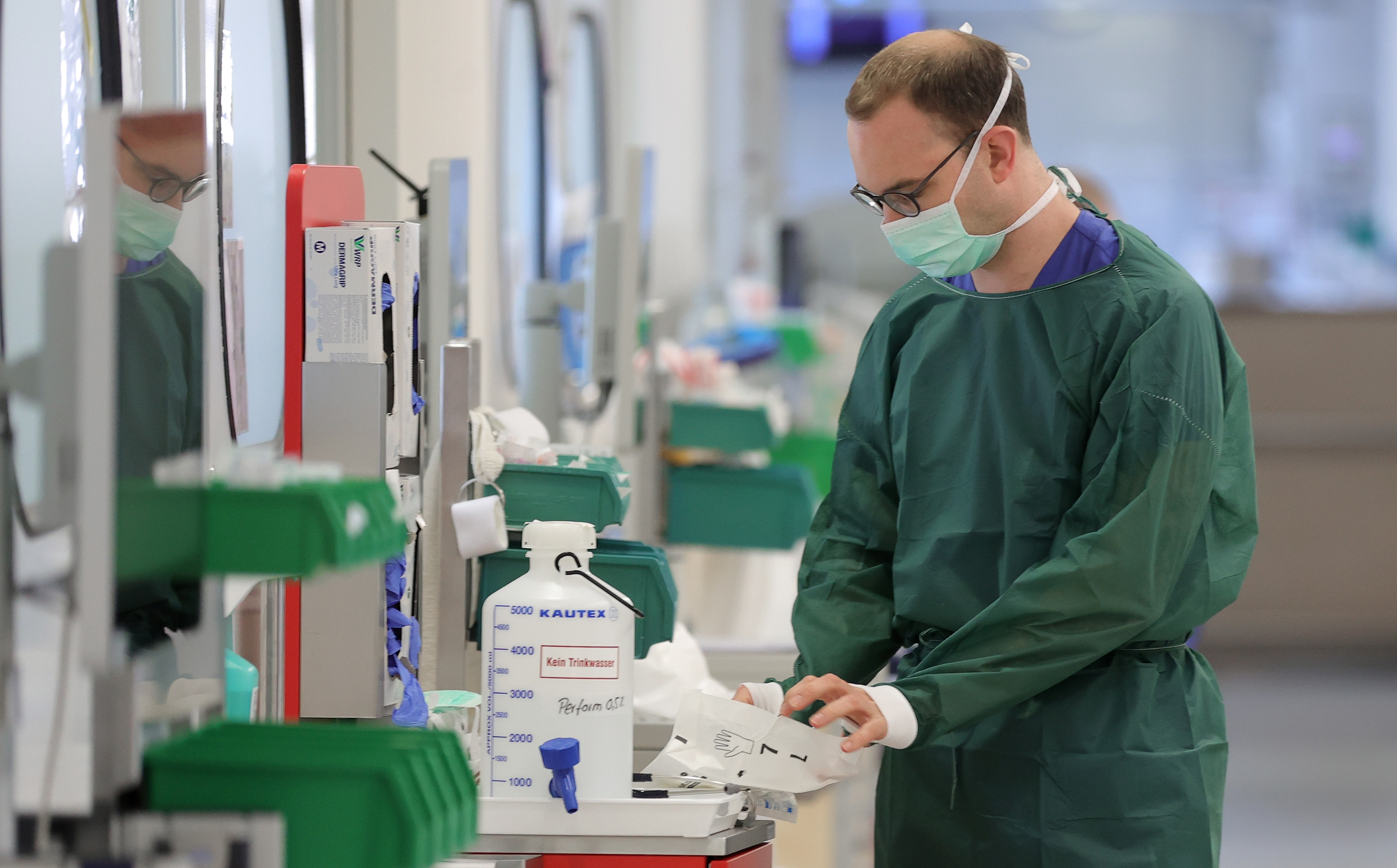 Intensive care unit of the University Hospital Essen zastitne maske rukavice doktor korona bolnica