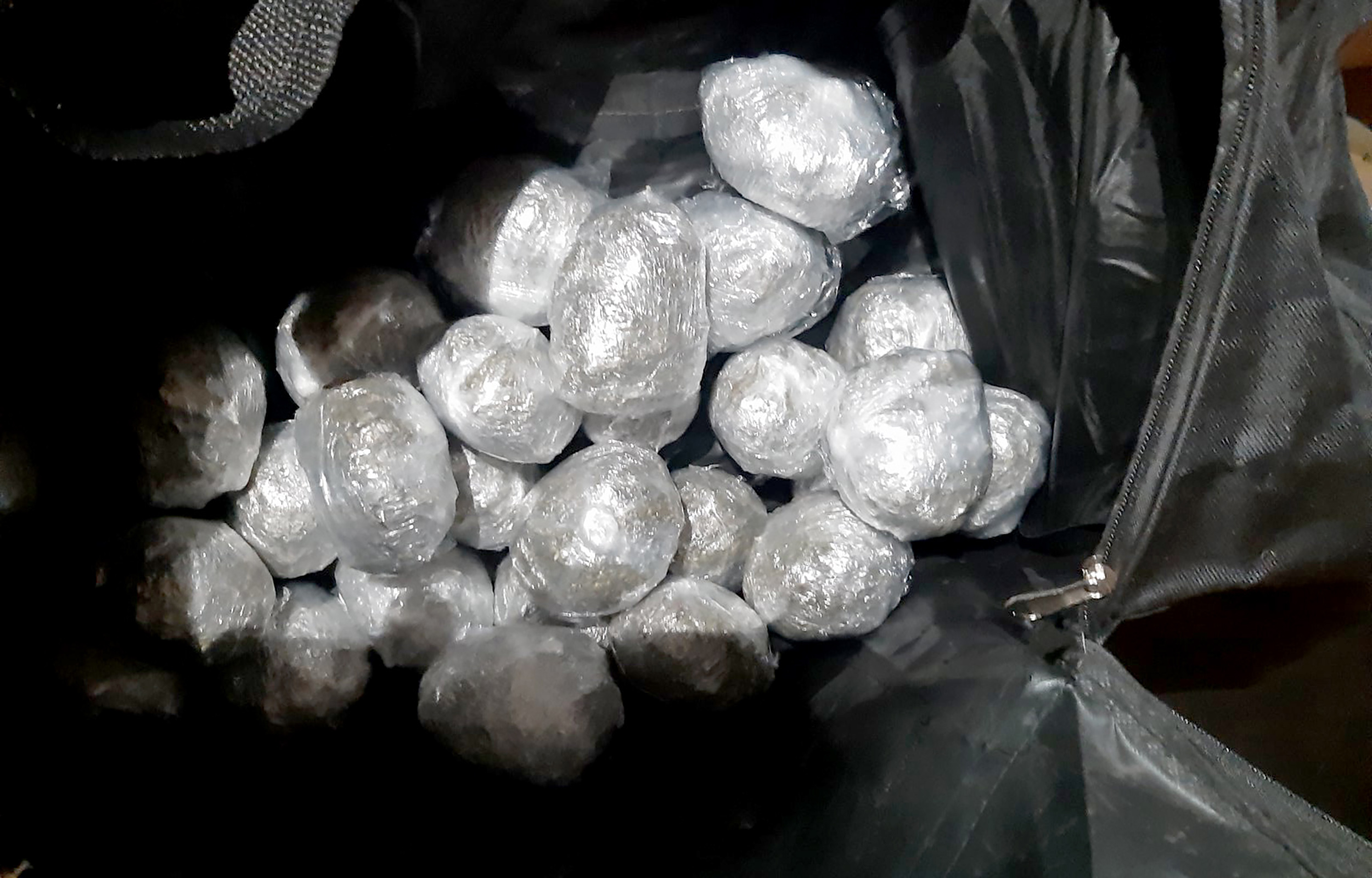 Osumnjičeni za trgovinu narkoticima zaplena oko 3,3 kilograma narkotika i hapsenje tri osobe