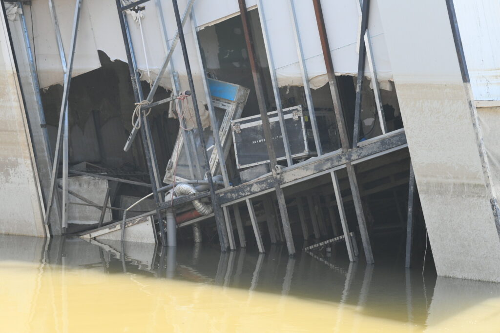 Beograd 29.06.2023 fristajler splav, freestyler , tonuo tone , uklanjanje splava podizanje