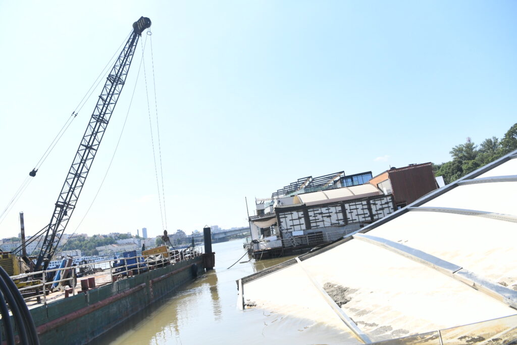 Beograd 29.06.2023 fristajler splav, freestyler , tonuo tone , uklanjanje splava podizanje