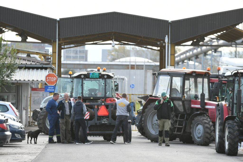 blokada novi sad, 13.11.2023 poljoprivrednici blokirali rafineriju u novom sadu , protest poljoprivrednika, traktori ,