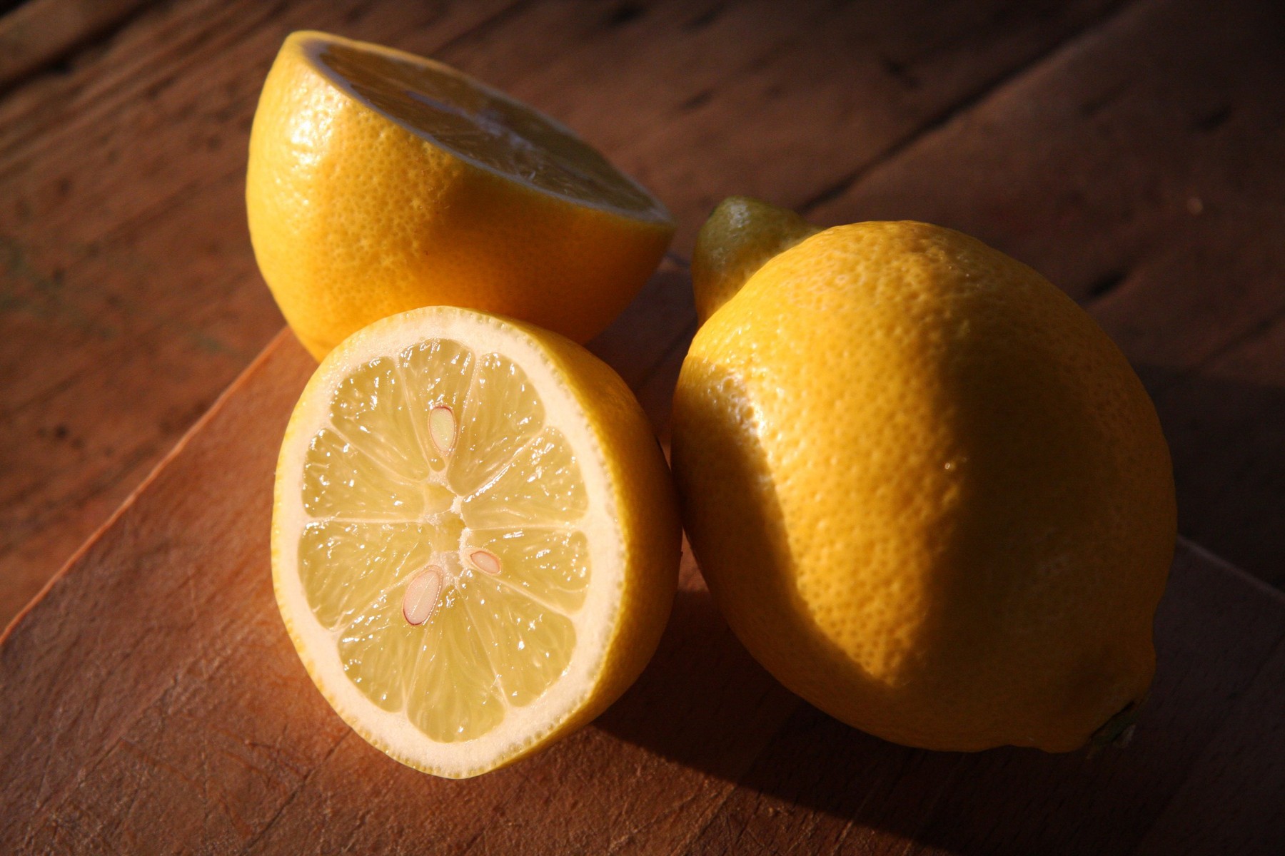 lemons on a chopping board,Image: 102871407, License: Royalty-free, Restrictions: , Model Release: no, Credit line: mark lawrence / Alamy / Profimedia