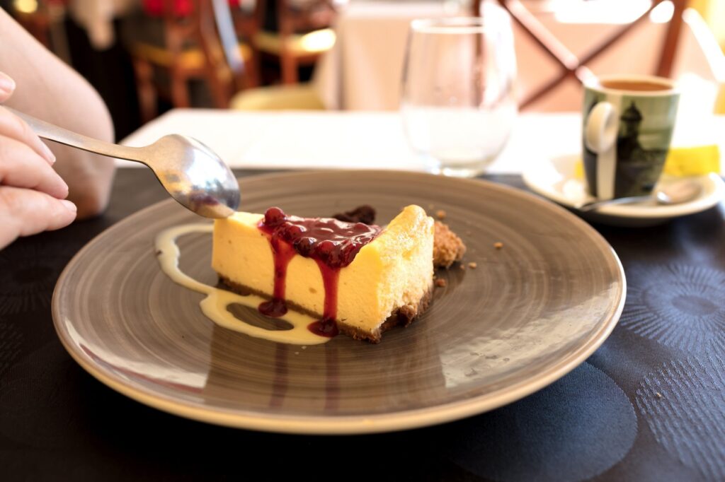 eating a cheese cake dessert in a restaurant,Image: 304471619, License: Royalty-free, Restrictions: , Model Release: no, Credit line: Jose Antonio Baeza Diaz / Alamy / Alamy / Profimedia