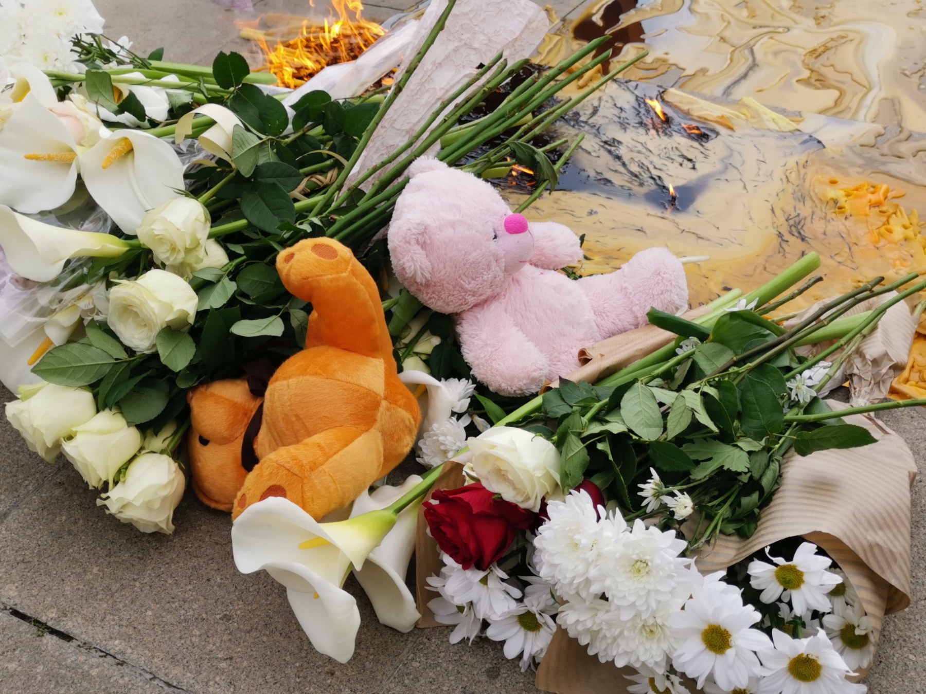 Čačak 05.05.2023. Prosveta zanemela u Čačku, Čačani se okupili da odaju počast nastradalima u pucnjavi u osnovnoj školi Vladislav Ribnikar. Kulturni centar Čačak. Foto: Nenad Nešović N2