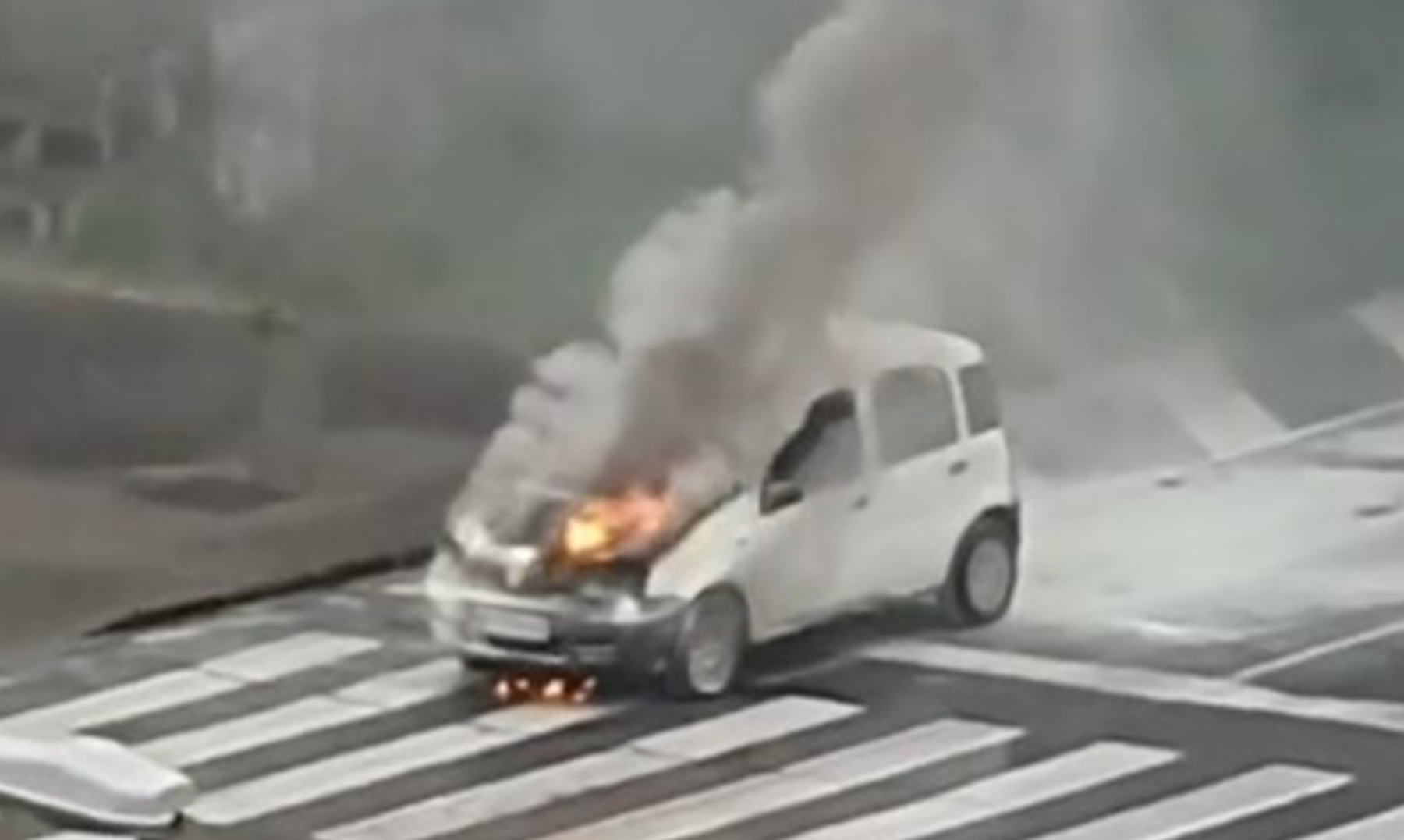 Zapalio se auto, ugao Narodnih heroja i Zorana Djindjica"