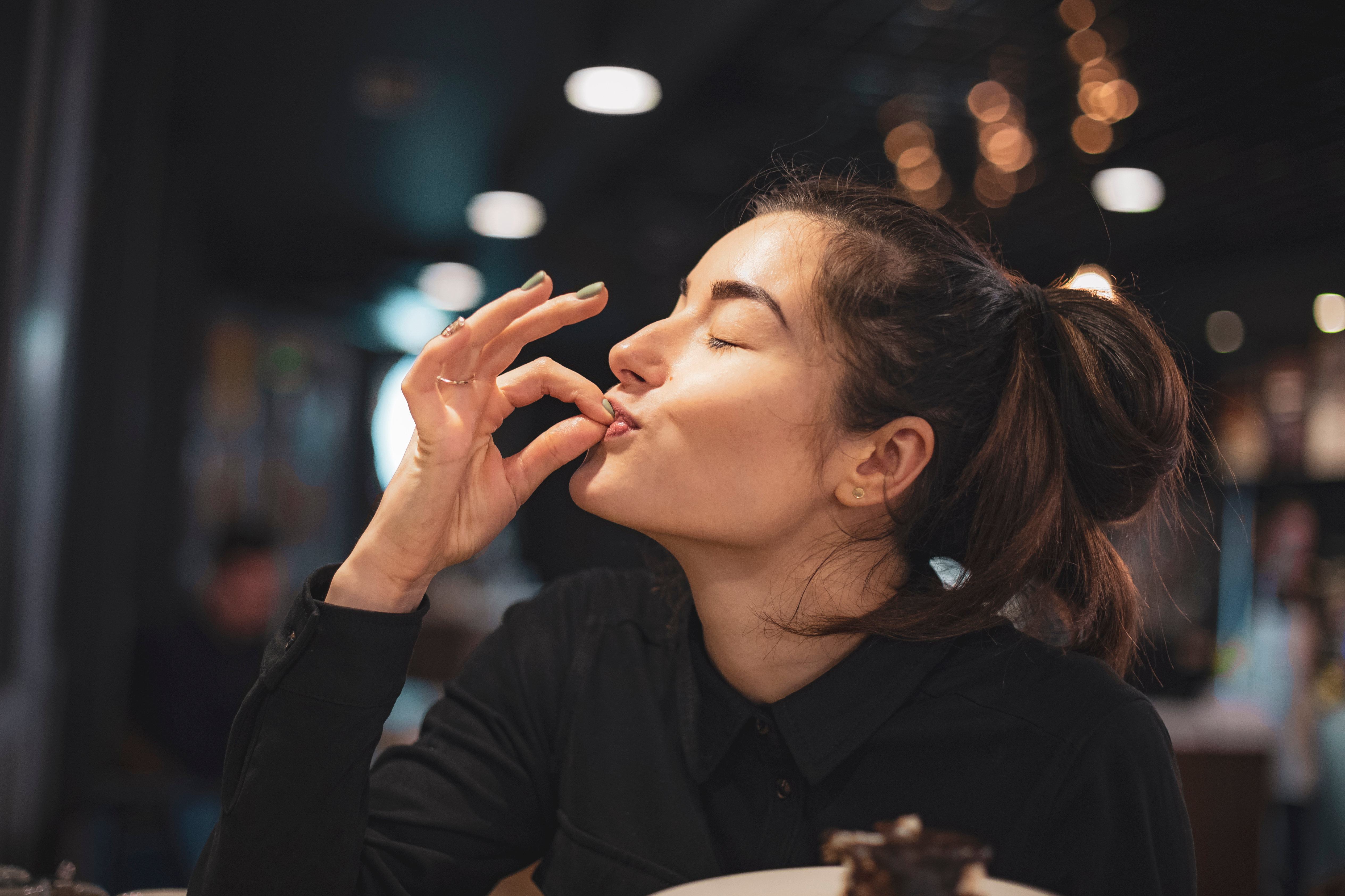 Closeup,Of,Woman,Eating,Chocolate,Cake,In,A,Cafe.,Selective