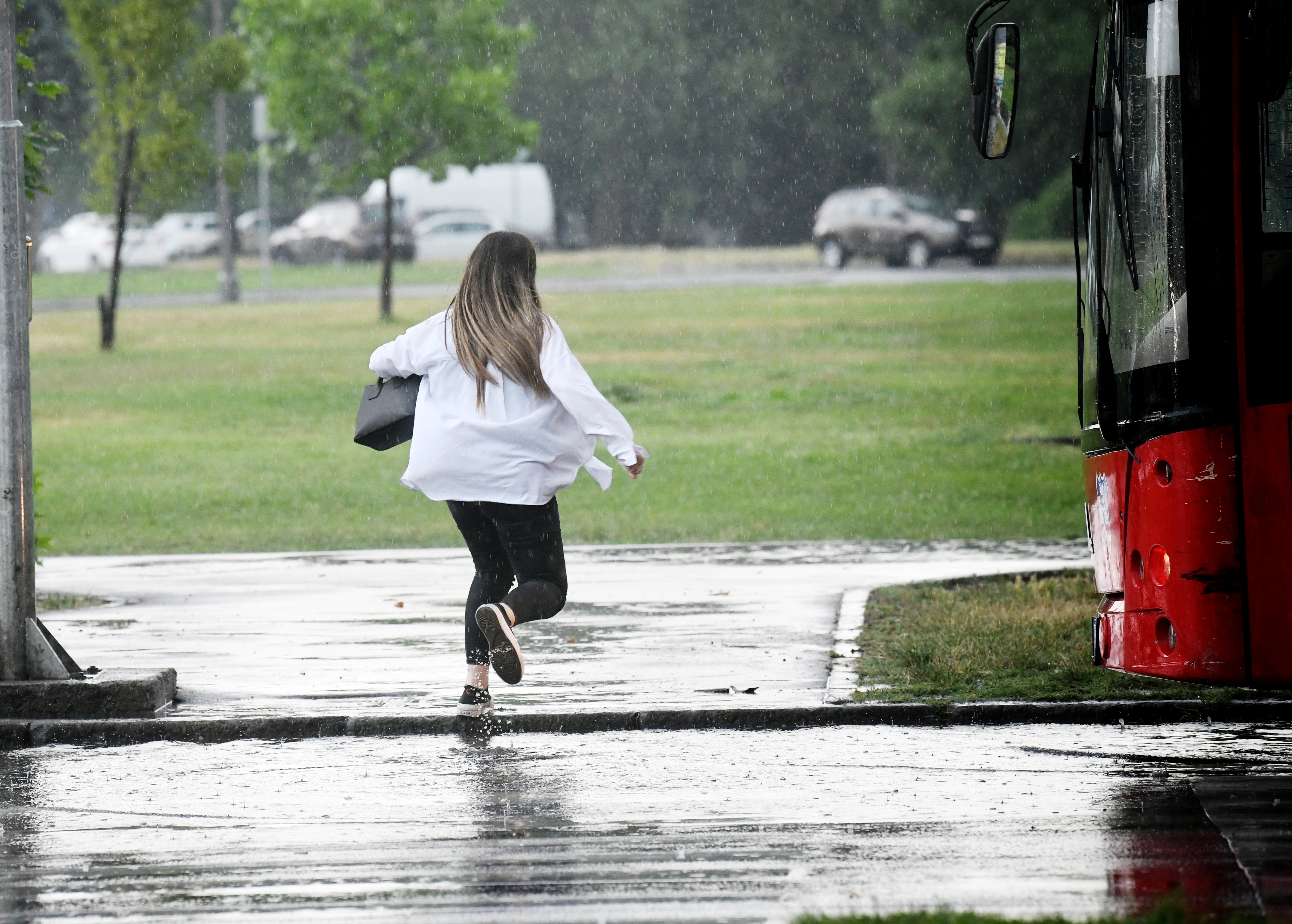 Beograd 11. jun 2022. Kisa letnji pljusak bicikl kapuljaca vreme vremenska prognoza Foto:Vesna Lalić/Nova.rs
