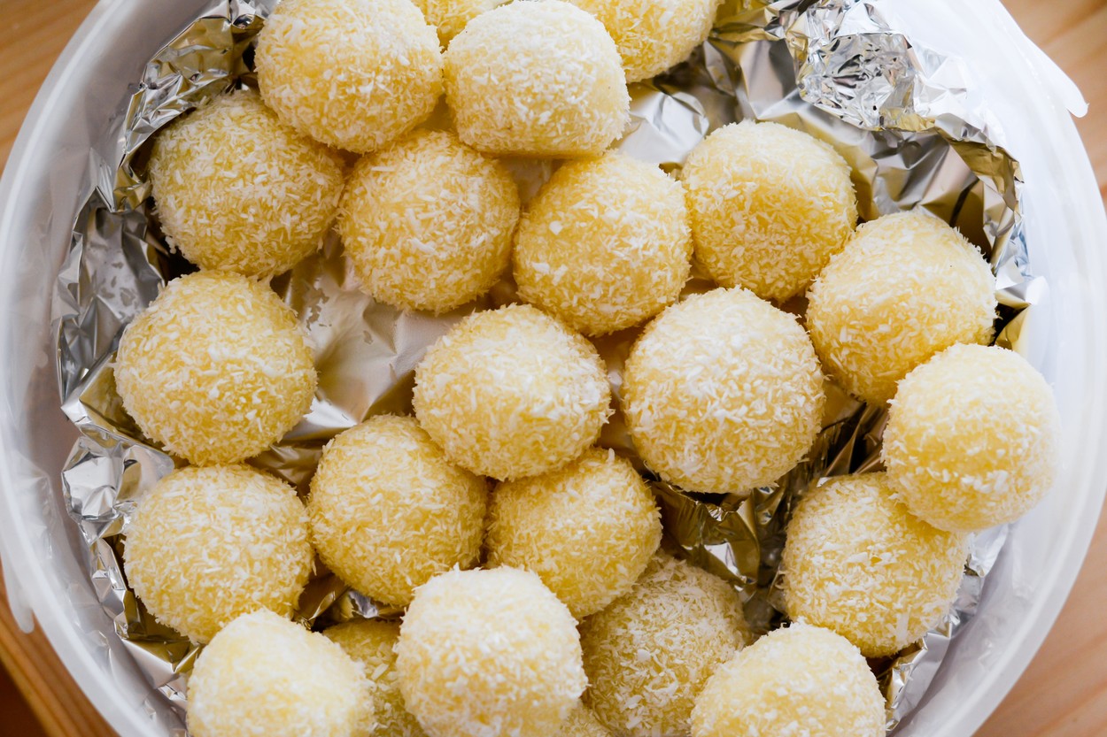 Home made raffaello coconut candy balls in ceramic bowl ready to be served on Saints day,Image: 335563382, License: Royalty-free, Restrictions: , Model Release: no, Credit line: Dragomir Radovanovic / Panthermedia / Profimedia