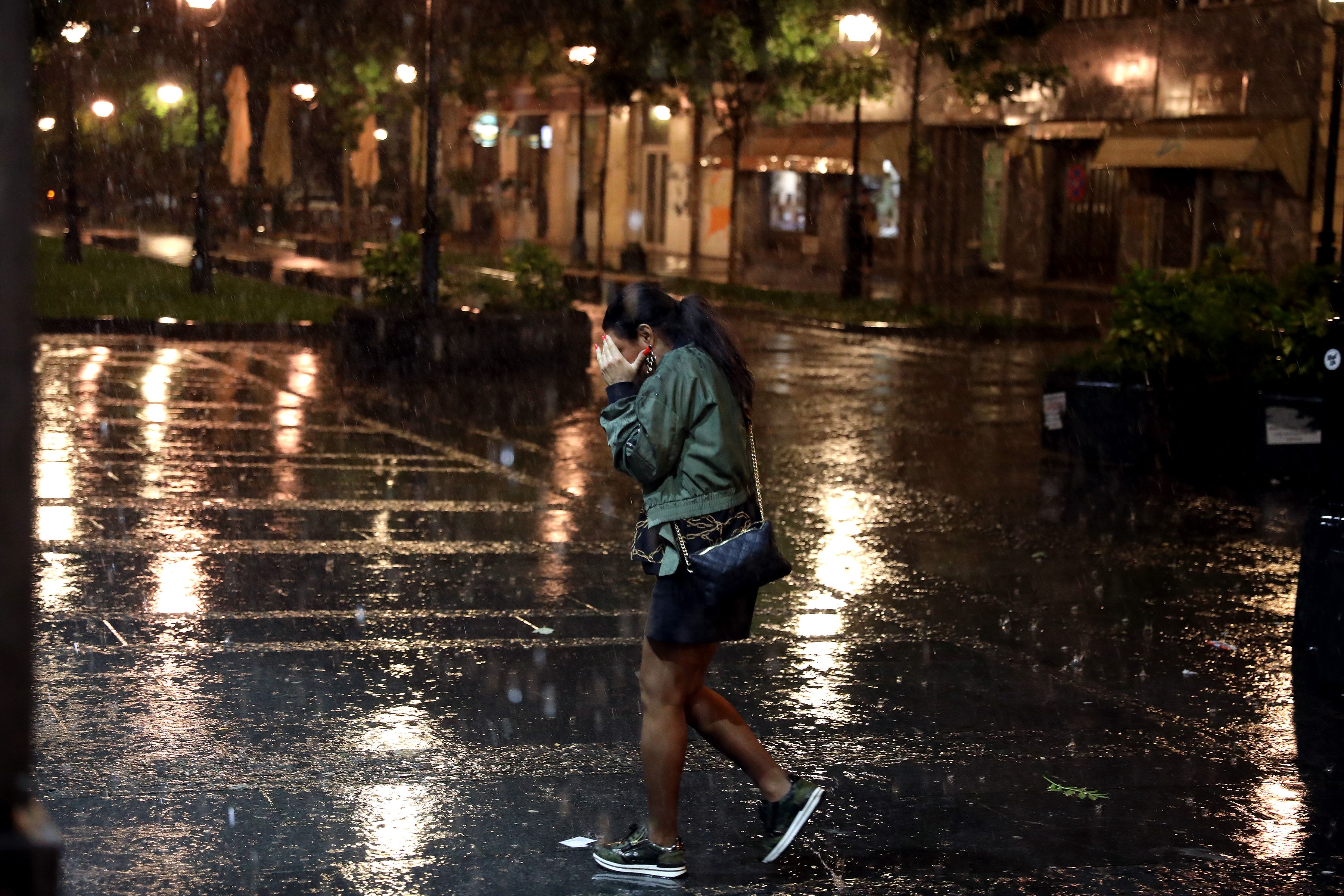 A storm accompanied by heavy rain and thunder struck Belgrade.Nevreme praceno obilnim kisom i grmljavinom pogodilo Beograd.