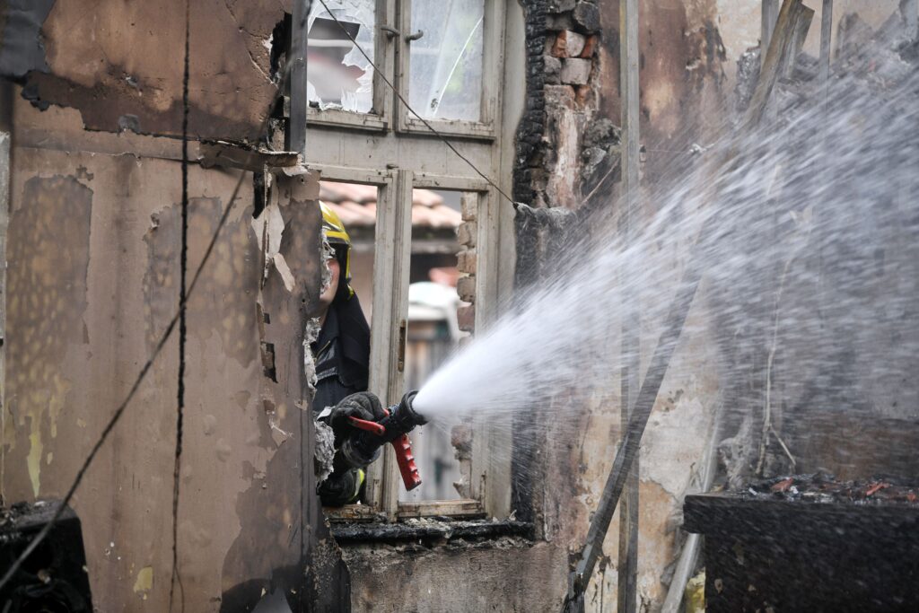 Beograd 16. maj 2023. Bulevar despota Stefana, požar, vatrogasci, izgorela kuća Foto:Filip Kraičanić/Nova.rs