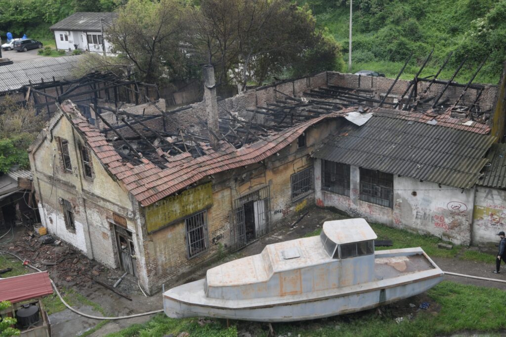 Beograd, 16.05.2023. Bulevar despota Stefana, požar, sa Pančevačkog mosta , izgorela kuća Foto: Dragan Mujan/Nova.rs