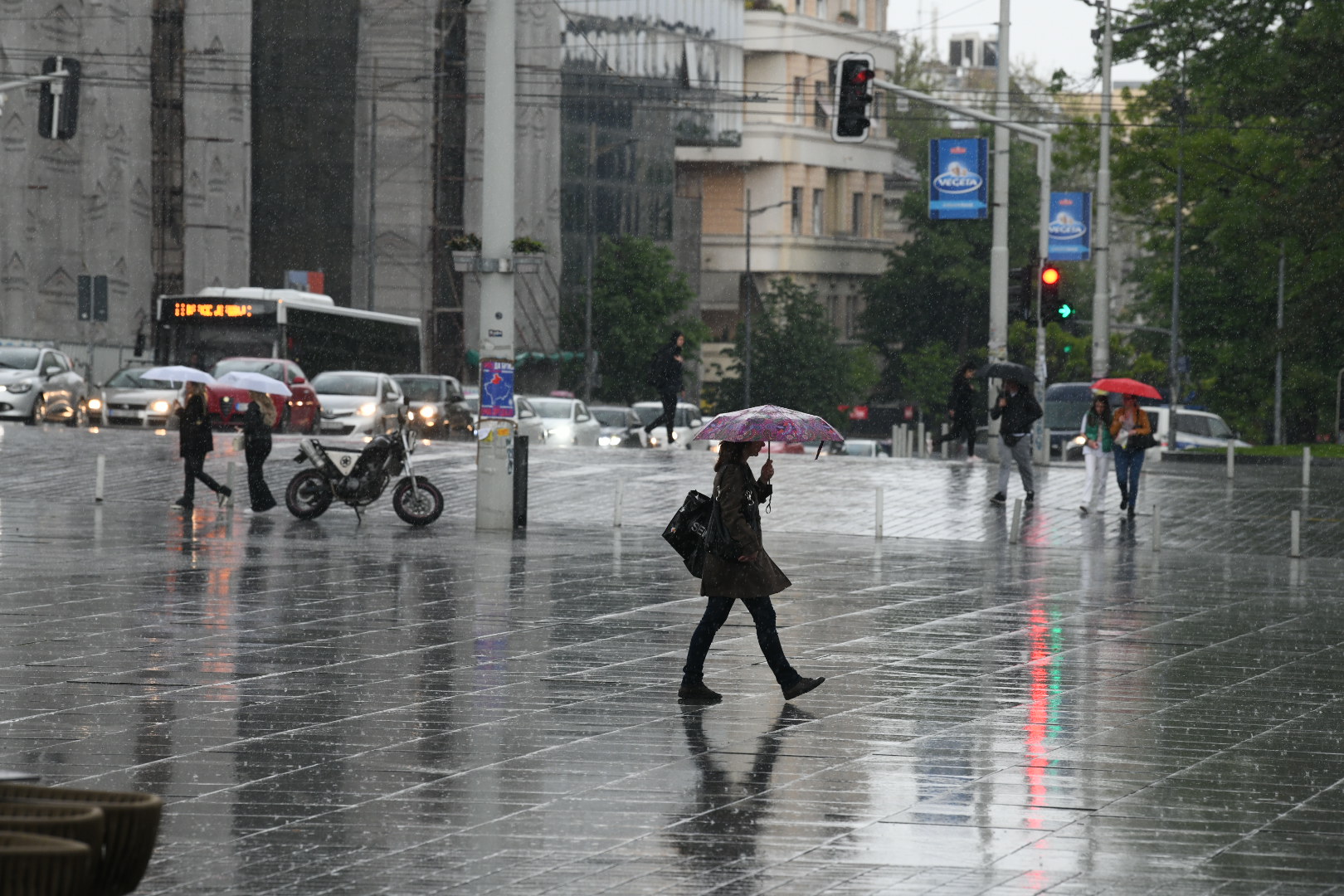 Beograd, 30.04.2023. pljusak, kiša, kišobran, vreme, vremenska prognoza, trg republike Foto: Vesna Lalić/Nova.rs