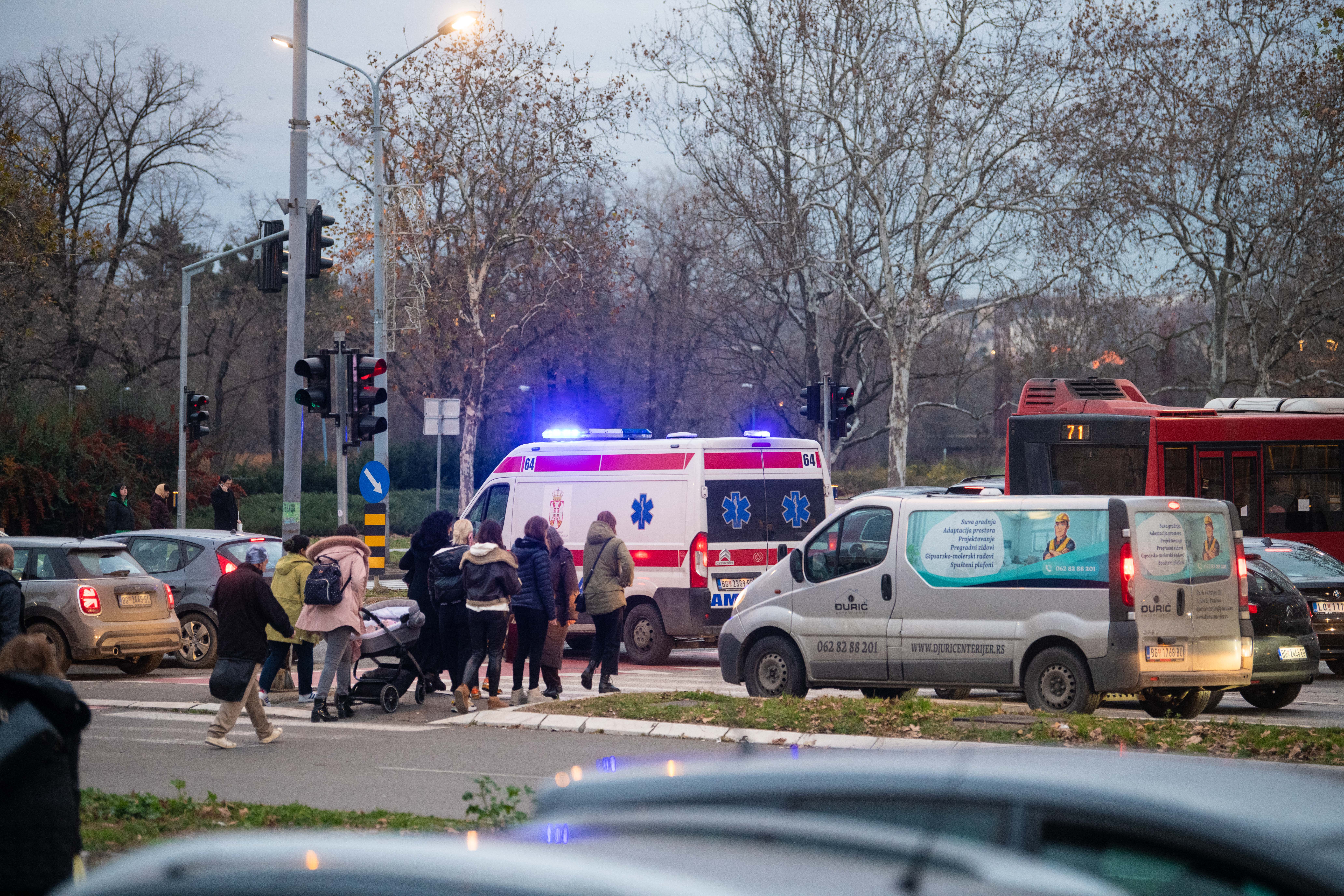 Beograd 30. decembar 2022. Vozilo hitne pomoci na beogradskim ulicama, saobracajna guzva Foto:Dragan Mujan/Nova.rs