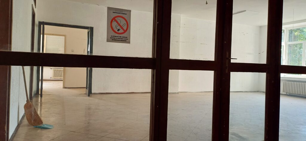 Ništa od preseljenja bolnice u Paunovoj, pustoš i đubre umesto klinike, Paunova