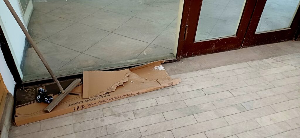 Ništa od preseljenja bolnice u Paunovoj, pustoš i đubre umesto klinike, Paunova