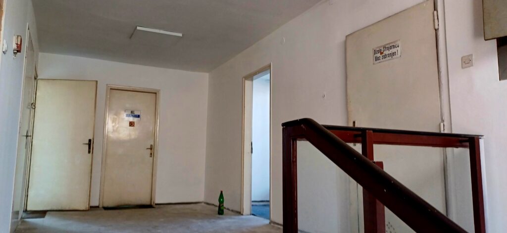Ništa od preseljenja bolnice u Paunovoj, pustoš i đubre umesto klinike, Paunova