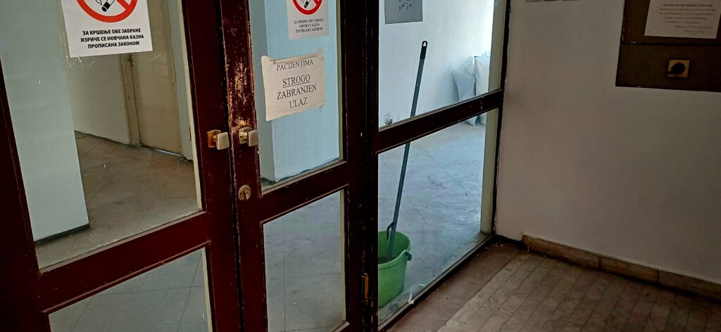 Ništa od preseljenja bolnice u Paunovoj, pustoš i đubre umesto klinike, Paunova